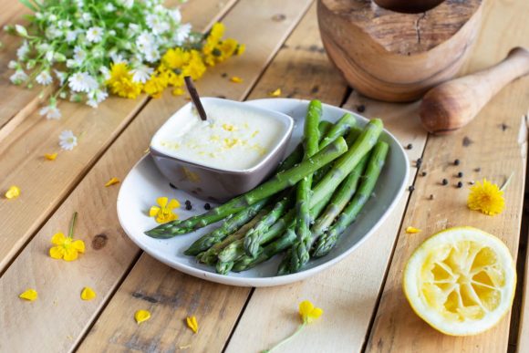 Fines asperges vertes, sauce mousseline