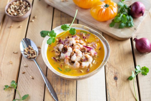 Gambas sautées à la compotée de tomates ananas et pignons grillés