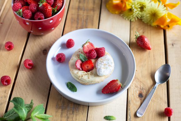 Sablé fruits rouges et quenelle de crème fraîche au caviar de citron