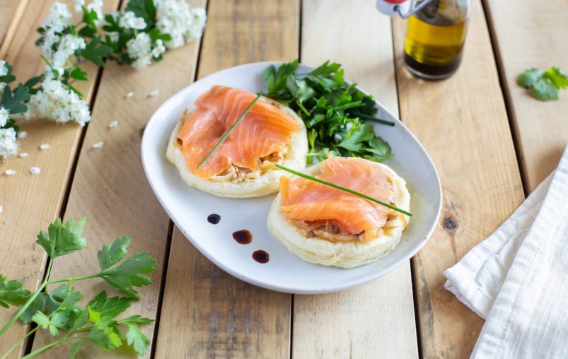 Recette-tartes-fines-de-saumon-fume-sur-fondue-d-oignons-et-sa-salade-d-herbes-fraiches-au-beurre-moule-de-vendee-doux-grand-fermage