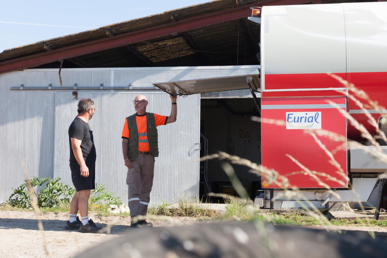 Bruno-comes-to-collect-Laurent’s-milk-grand-fermage