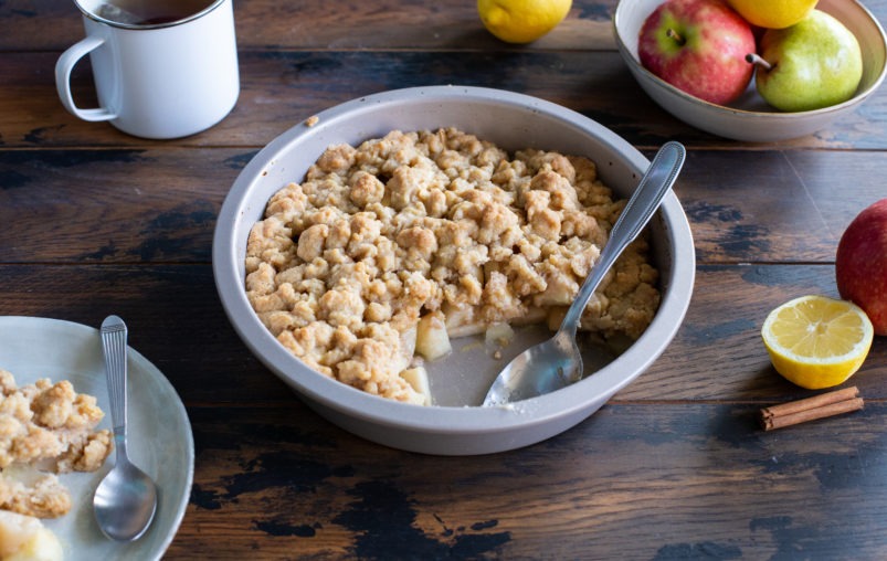 recette-crumble-pomme-poire-au-beurre-bio-aux-cristaux-de-sel-de-mer-de-noirmoutier-grand-fermage-HD