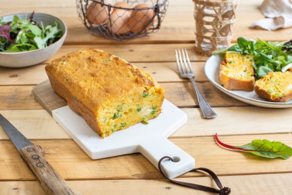 Cake à la carotte, petits pois et fromage de chèvre