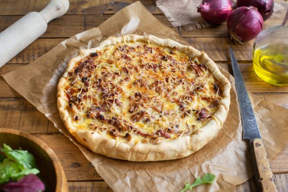 Quiche au chou-fleur, oignons rouges et lardons