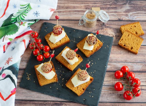 Crémeux du Poitou toasts with spiced bread and caramelised tomatoes