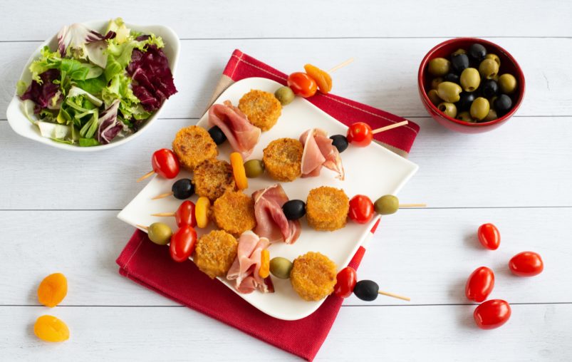 recipe-mediterranean-skewers-with-breaded-camembert-grand-fermage