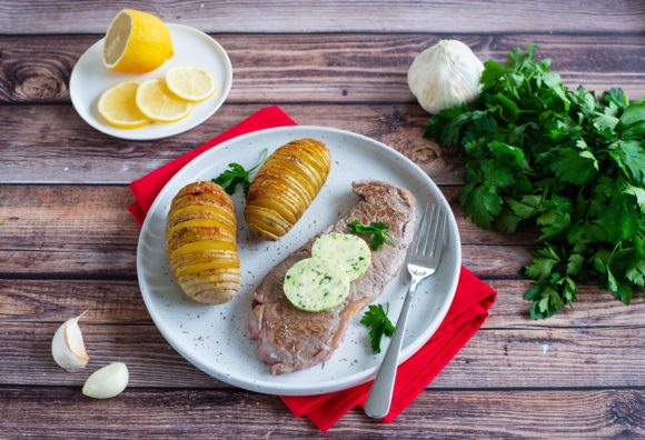 Cœur d’aloyau et beurre maître d’hôtel, pommes de terre Hasselback