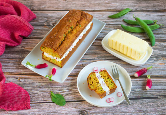 Cake aux petits pois et mousse de radis et fromage frais