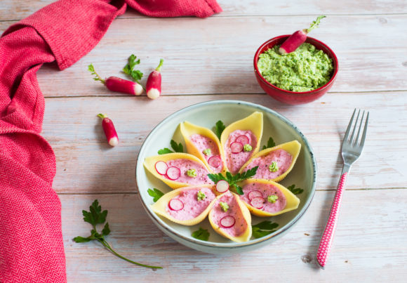 Conchiglioni farcis à la betterave et beurre de fanes de radis