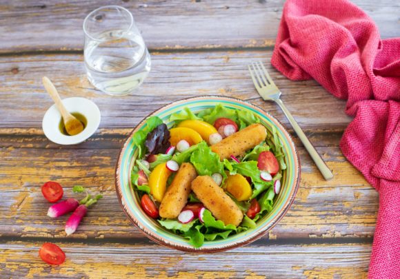 Sweet-savoury summer salad with breaded mozzarella bites