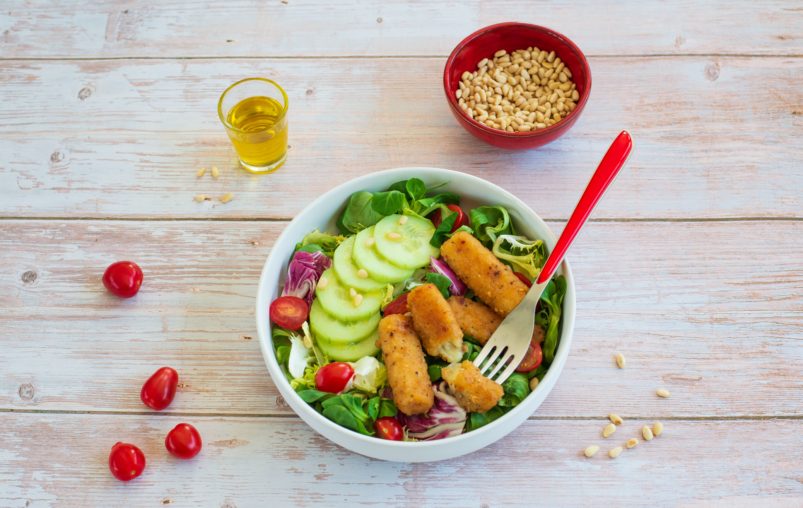 recipe-refreshing-salad-with-breaded-mozzarella-bites-Grand-fermage
