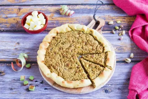 Rustic rhubarb tart with pistachio crumble