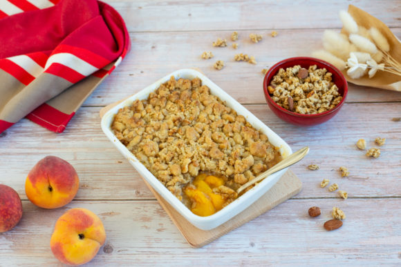 Peach-muesli crumble