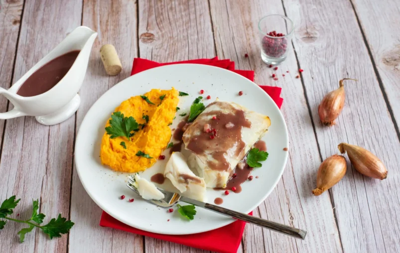 recette-cabillaud-sauce-beurre-rouge-et-puree-pomme-de-terres-carottes-au-beurre-doux-charentes-poitou-aop-grand-fermage-scaled
