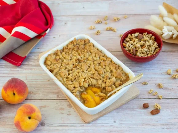 Peach-muesli crumble
