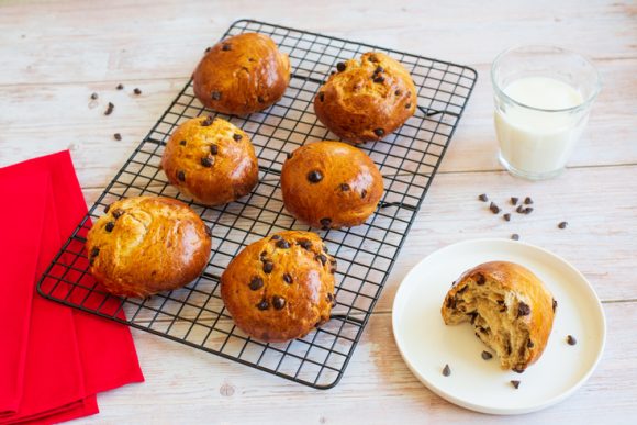 Brioche buns with chocolate