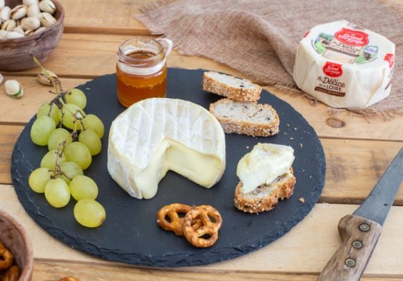 ambiance-plateau-de-fromage-raisins-pain-delice-de-la-loire-grand-fermage-pack