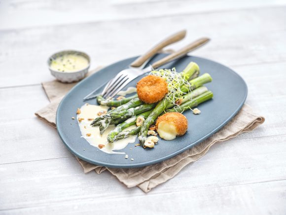 Breaded camembert with asparagus and mousseline sauce