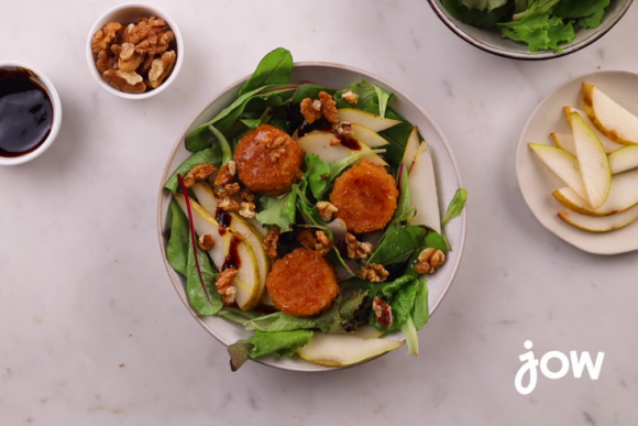 Salade de panés au camembert, poire et noix