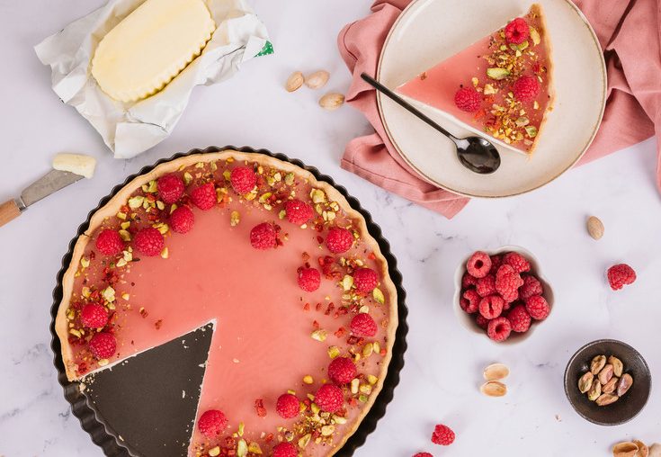 Tarte-panna-cotta-a-la-pistache-et-gele-framboise-carre