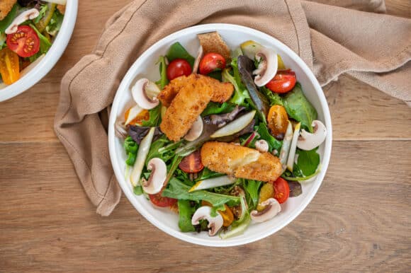 Salade d’automne : panés mozzarella, tomates, poire et champignons