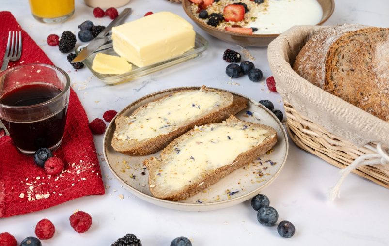 petit-dejeuner-tartines-beurre-bio-doux-grand-fermage