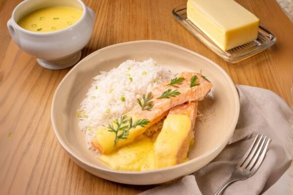 Saumon à la sauce hollandaise