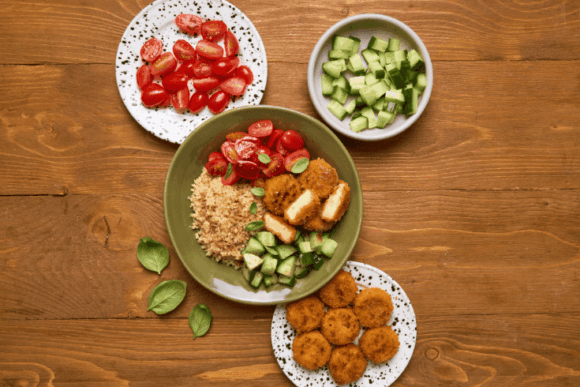 Bowl d’été tomates, concombre et panés camembert
